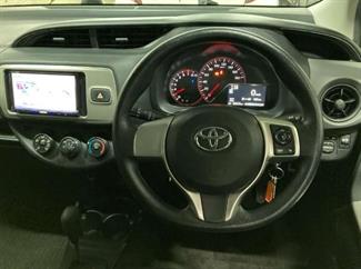 2015 Toyota Vitz - Thumbnail