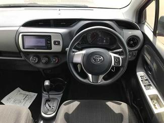 2015 Toyota Vitz - Thumbnail